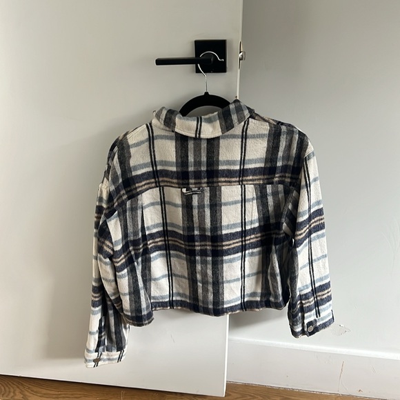 This is a cropped plaid jacket. I'm selling it because I no longer wear it. - Picture 2 of 4